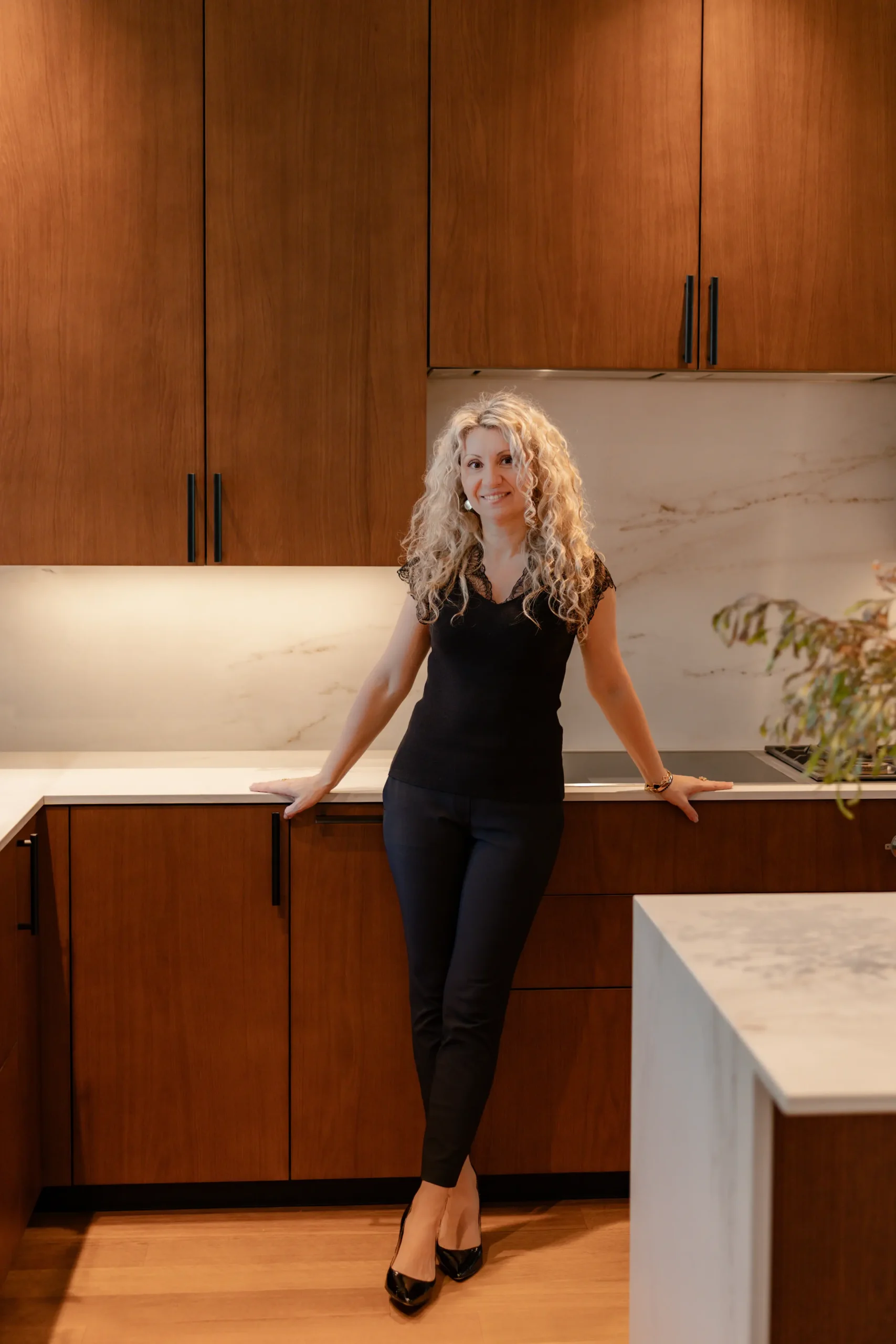 Sleek kitchen with warm layered textures